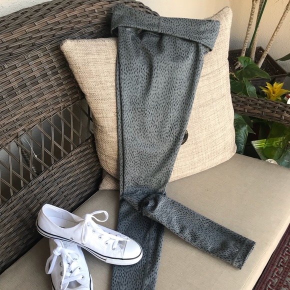 lululemon athletica Pants - 🦓Lululemon printed legging roll down top